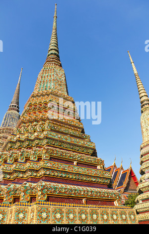 Chedis, verziert mit bunten Kacheln im Wat Pho, buddhistischer Tempel in Bangkok, Thailand Stockfoto