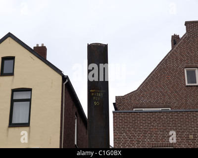 Pole auf Wasserhöhe in der 1995flood in Arcen, Zuid-Limburg, Niederlande. Stockfoto