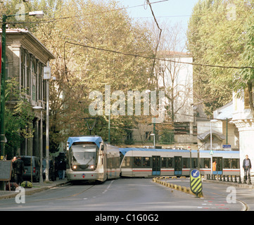 Straßenbahn in Sultanahmet in Istanbul in der Türkei im Nahen Osten Asien. Öffentlicher Verkehr Straßenbahn Stadt moderne urbane Städte Modernität Urlaub Urlaub Reisen Stockfoto