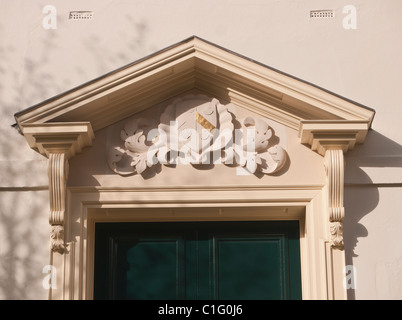 Detail der Ziergiebeln Durchgang in Holywell Music Room mit Wadham College Crest Oxford UK Stockfoto