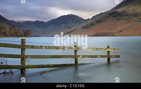 Buttermere und Heuhaufen aus dem See-Ufer, Nationalpark Lake District, Cumbria, England. Herbst (November) 2010. Stockfoto