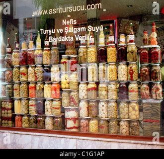 Oliven und Essen in einem Geschäft in Beyoglu in Istanbul in der Türkei im Nahen Osten Asien. Anzeige Olive Retail türkische Handel Jar Jars Reisen Organische Stockfoto