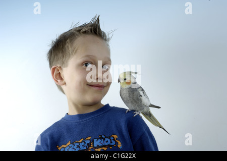 Junge mit Nymphensittich Stockfoto