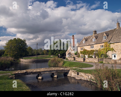 Klöppel Brücke über den Fluss-Auge und die alte Mühle in Cotswold Dorf von Lower Slaughter. Stockfoto