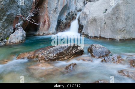 Schnelle Creek führt durch die felsige Landschaft und Wasserfälle erstellt. Stockfoto