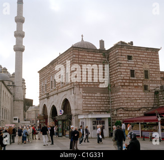 Street Scene außerhalb der Gewürzmarkt in Istanbul in der Türkei im Nahen Osten Asien. Osmanische Reich Architektur Geschichte Historisches Kultur Reisen Stockfoto