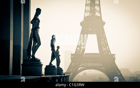 Statuen am Palais de Chaillot. und Eiffelturm. Paris, Frankreich. Stockfoto