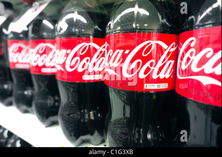 2 Liter Kunststoff-Flaschen von Coca Cola sind auf einem Supermarktregal in New York gesehen. Stockfoto