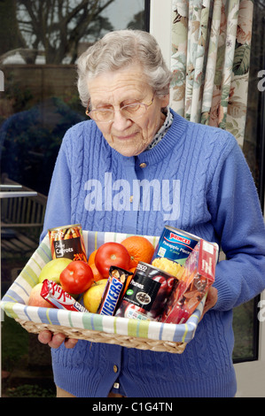 ältere Frau mit einem Gewinnspiel Preis Stockfoto