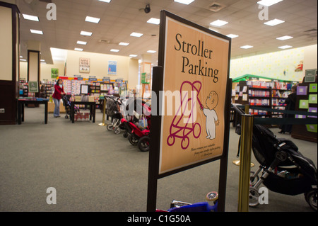 Kinderwagen Parken im Kinderbereich Buch einer Buchhandlung in New York Stockfoto