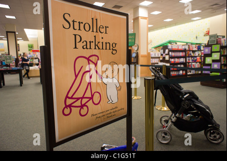 Kinderwagen Parken im Kinderbereich Buch einer Buchhandlung in New York Stockfoto