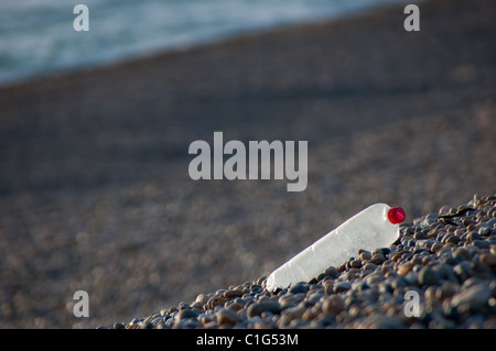 Kunststoff-Abfälle abgelagert auf Chesil Beach in Dorset, England.  Kunststoff macht einen großen Teil des Wurfes auf UK Strände gefunden. Stockfoto