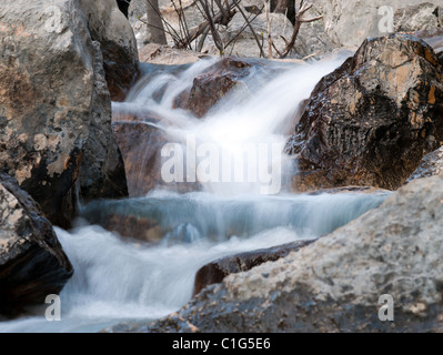 Schnelle Creek führt durch die felsige Landschaft und Wasserfälle erstellt. Stockfoto