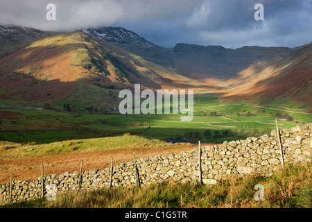 Morgensonne im Mickleden-Tal und auf die Langdale fiel, Nationalpark Lake District, Cumbria, England. Stockfoto