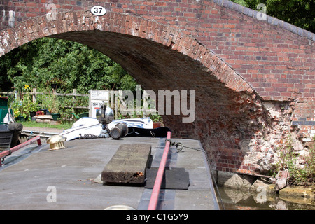 Beschädigte Brücke am Grand Union Canal Warwickshire, West Midlands England UK Stockfoto