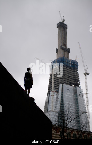 Eine Statue in vor The Shard, London mehr London statt. Stockfoto