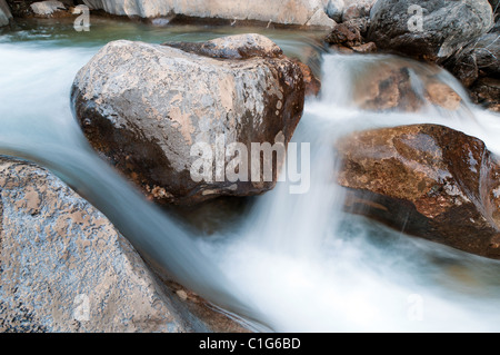 Schnelle Creek führt durch die felsige Landschaft und Wasserfälle erstellt. Stockfoto