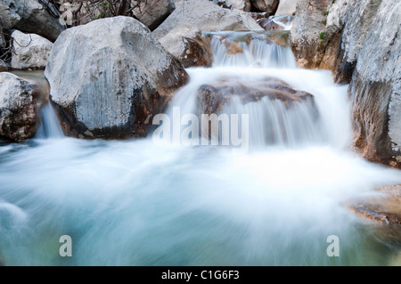 Schnelle Creek führt durch die felsige Landschaft und Wasserfälle erstellt. Stockfoto