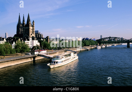 Deutschland, Nordrhein-Westfalen, Köln, dem Rhein, der Kirche Gross St. Martin und die Glockentürme der Kathedrale Stockfoto
