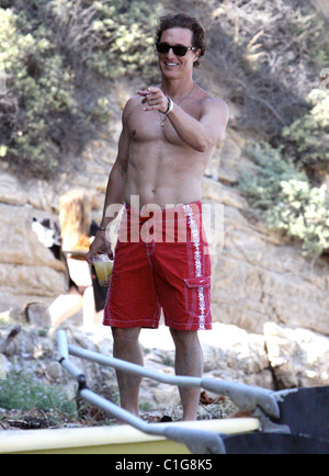 Matthew McConaughey genießt mit seiner Freundin Camila Alves und ihren Sohn Levi Los Angeles einige Zeit am Strand von Malibu, Stockfoto