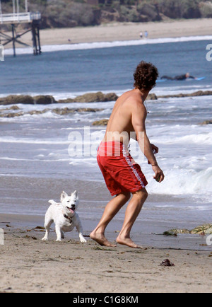 Matthew McConaughey genießt mit seiner Freundin Camila Alves und ihren Sohn Levi Los Angeles einige Zeit am Strand von Malibu, Stockfoto