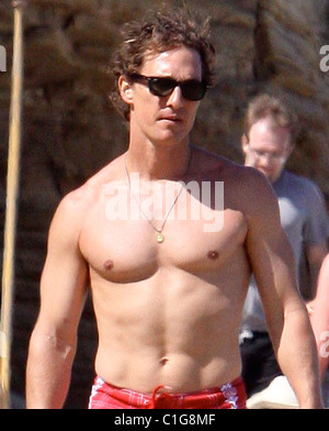 Matthew McConaughey genießt mit seiner Freundin Camila Alves und ihren Sohn Levi Los Angeles einige Zeit am Strand von Malibu, Stockfoto