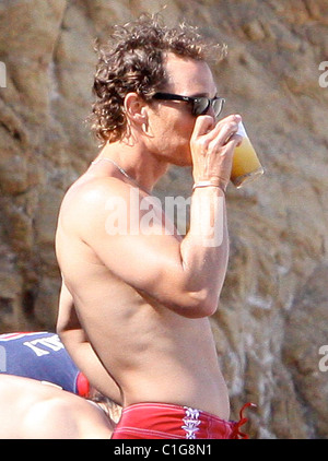 Matthew McConaughey genießt mit seiner Freundin Camila Alves und ihren Sohn Levi Los Angeles einige Zeit am Strand von Malibu, Stockfoto