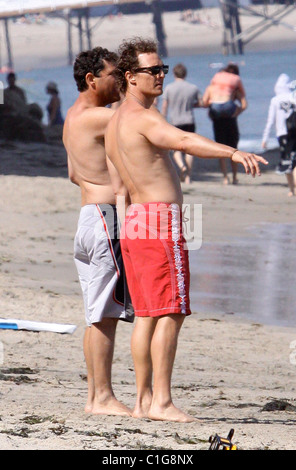 Matthew McConaughey genießt mit seiner Freundin Camila Alves und ihren Sohn Levi Los Angeles einige Zeit am Strand von Malibu, Stockfoto