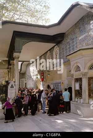 Pilger an das Grab von eyup Ensari Ansari an Eyup Moschee am Goldenen Horn in Istanbul in der Türkei im Nahen Osten Asien. Osmanische Islamische Geschichte Stockfoto