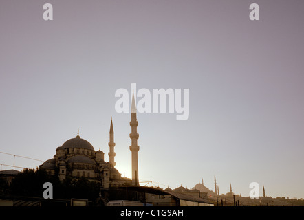 Dämmerung in der Neuen Moschee Yeni Camii in Istanbul in der Türkei im Nahen Osten Asien. Sonnenuntergang Dämmerung Ethereal Stadt Sky Minarett Architektur Eskapismus Reisen Stockfoto