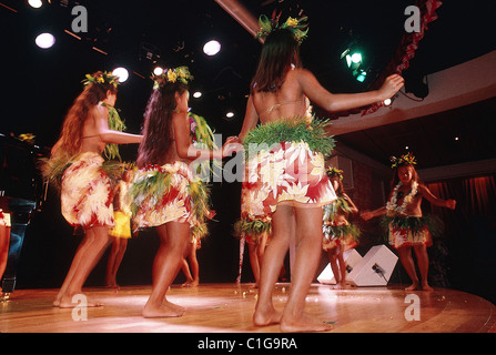 Frankreich, Französisch-Polynesien, polynesische Tänze von jungen Mädchen in Tahaa Island Stockfoto