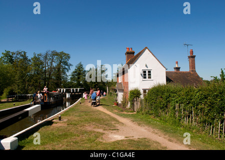 Schüren Sie Sperre, die erste Schleuse auf der Wey Navigation, Guildford Surrey Stockfoto