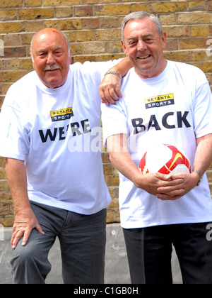 Förderung von Jimmy Greaves und Ian St. John die neue "Saint & Greavsie" TV-Show im Rahmen der Setantas FA-Cup-Finale Berichterstattung außerhalb Stockfoto