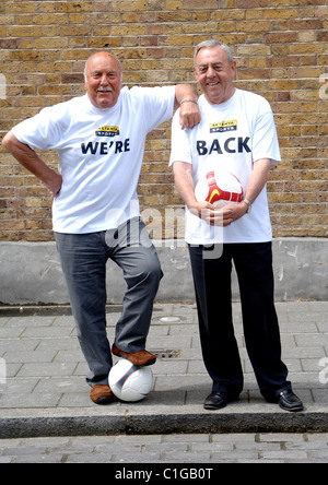 Förderung von Jimmy Greaves und Ian St. John die neue "Saint & Greavsie" TV-Show im Rahmen der Setantas FA-Cup-Finale Berichterstattung außerhalb Stockfoto