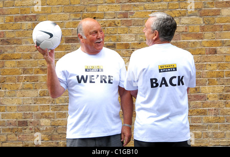 Förderung von Jimmy Greaves und Ian St. John die neue "Saint & Greavsie" TV-Show im Rahmen der Setantas FA-Cup-Finale Berichterstattung außerhalb Stockfoto