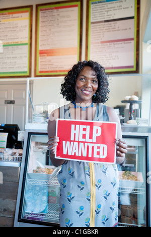 Schwarze Frau mit Hilfe wollte Bäckerei anmelden Stockfoto