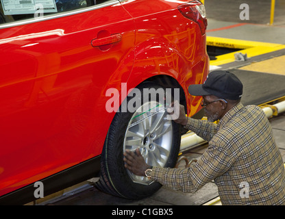 Arbeiter montieren 2012 Ford Focus im Ford Motor Co. Michigan Montagewerk. Stockfoto