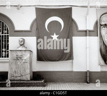 Türkische Flagge und Kemal Atatürk Skulptur in Istanbul in der Türkei im Nahen Osten Asien. Stadt städtische Halbmond und Stern Kultur Geschichte politische Reisen Stockfoto