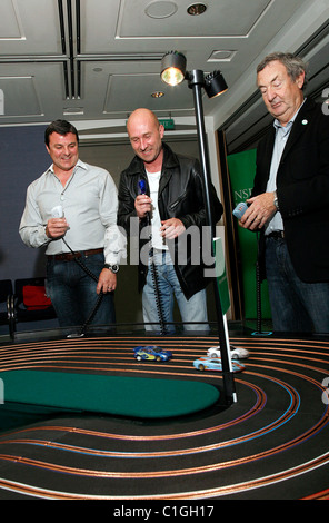 Starten von "The Circuit" am Londoner ING-Gebäude, Nick Mason, Perry McCarthy und Mark Blundell NSPCC Charity-event Stockfoto