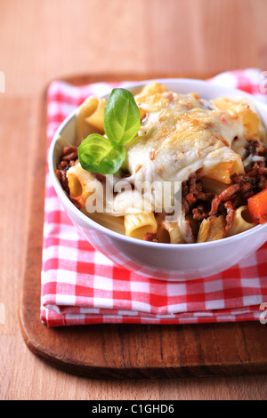 Pasta Alla Bolognese mit geschmolzenem Käse obenauf Stockfoto