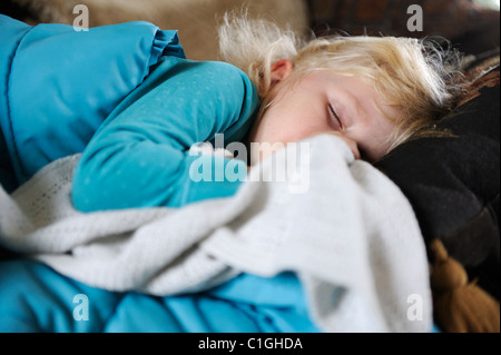 Stock Foto von einem schlecht 5 Einjahresmädchen ruht auf den Setee. Stockfoto