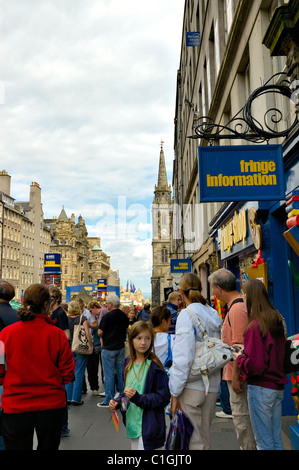 EDINBURGH - AUG. 9: Hübsches junges Mädchen in der Nähe der Fringe-Shop, High Street (Teil von der Royal Mile) beim Edinburgh Festival 2007. Stockfoto