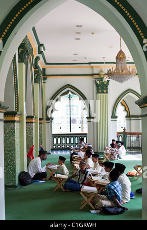 Koran-Klasse in der Abdul-Gaffoor-Moschee.  Little India, Singapur Stockfoto