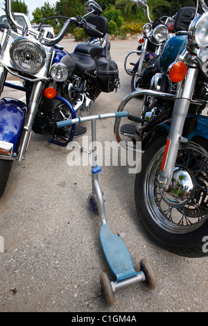 Motorräder und Roller ein Kind geparkt vor dem Büro von Captain Don Habitat in Bonaire, Niederländische Antillen Stockfoto