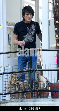 Ronnie Wood hat eine Zigarette auf dem Balkon zu Hause vor der Wohnungssuche mit seiner Freundin London, England - 29.05.09 Stockfoto