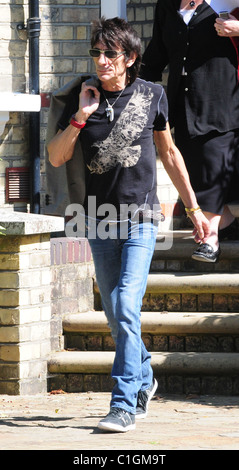 Ronnie Wood geht mit seiner Freundin London, England - 29.05.09 der Hausjagd nach einer neuen Bleibe in Südlondon Zibi / Stockfoto