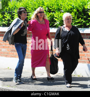 Ronnie Wood geht mit seiner Freundin London, England - 29.05.09 der Hausjagd nach einer neuen Bleibe in Südlondon Zibi / Stockfoto