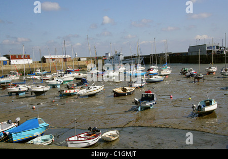 Der Hafen, Penzance, Cornwall bei Ebbe.  Scillonian Fähre im Hintergrund. Stockfoto