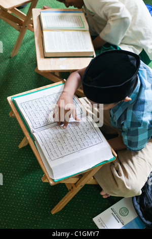 Jungen, den Koran zu studieren.  Little India, Singapur Stockfoto