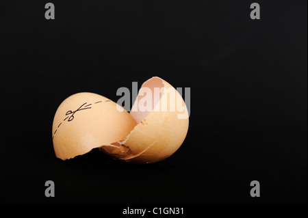 Stock Foto von gebrochenen Eierschalen mit einem Schnitt hier Mark über die Shell. Stockfoto